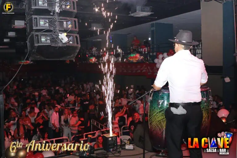 La Clave Medellín 六周年庆典宣传册，活动包括现场音乐、DJ、烟花表演以及萨尔萨音乐和酒吧活动的节日氛围。