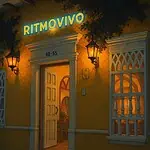 RITMOVIVO 外立面采用暖色调照明，门窗风格经典，营造出温馨优雅的氛围，是哥伦比亚举办活动和庆典的理想场所。
