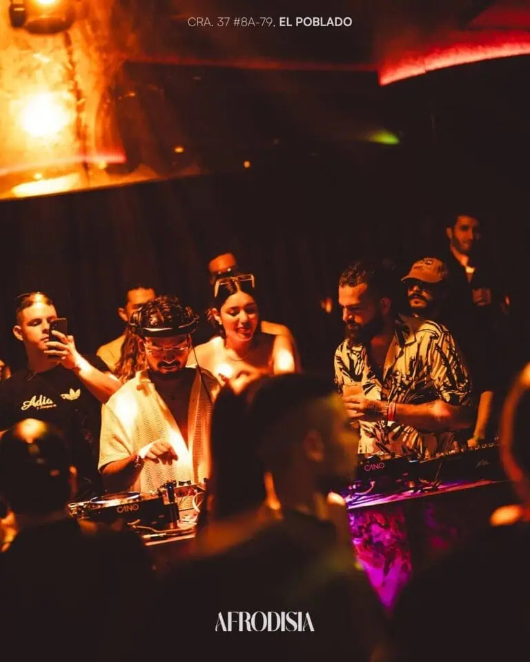 Festa in pista da ballo con DJ dal vivo a El PobladoMedellín, in occasione dell'evento Afrodisia, atmosfera vibrante, luci al neon e buona musica da ascoltare in compagnia di amici e amanti della musica afrourbana.
