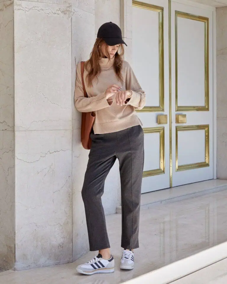 现代休闲女装，都市舒适风格，搭配白色运动鞋、手表、包包和黑色帽子，适合在优雅精致的环境中出席各种活动和日常活动。