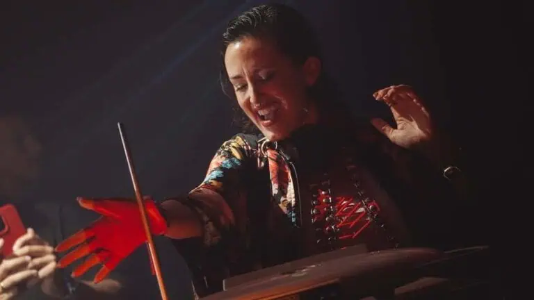 一位活力四射的 DJ 在活动中享受现场音乐，伴随着绚丽的灯光和喜庆的气氛，以现代而充满活力的风格推广哥伦比亚的活动组织和现场音乐服务。