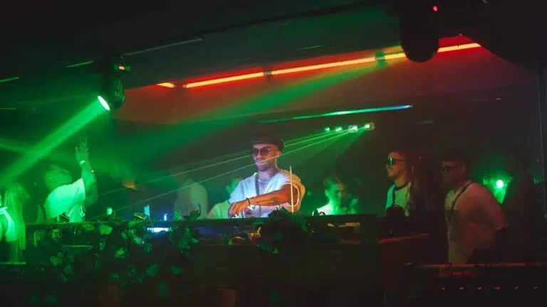 Eventario活动、音乐、DJ、派对、迪斯科灯光、夜生活、现场音乐、娱乐、室内派对、音响和灯光、专业DJ、乐趣、派对场景、夜总会氛围、参与者尽情享受、电子音乐文化、都市音乐活动。