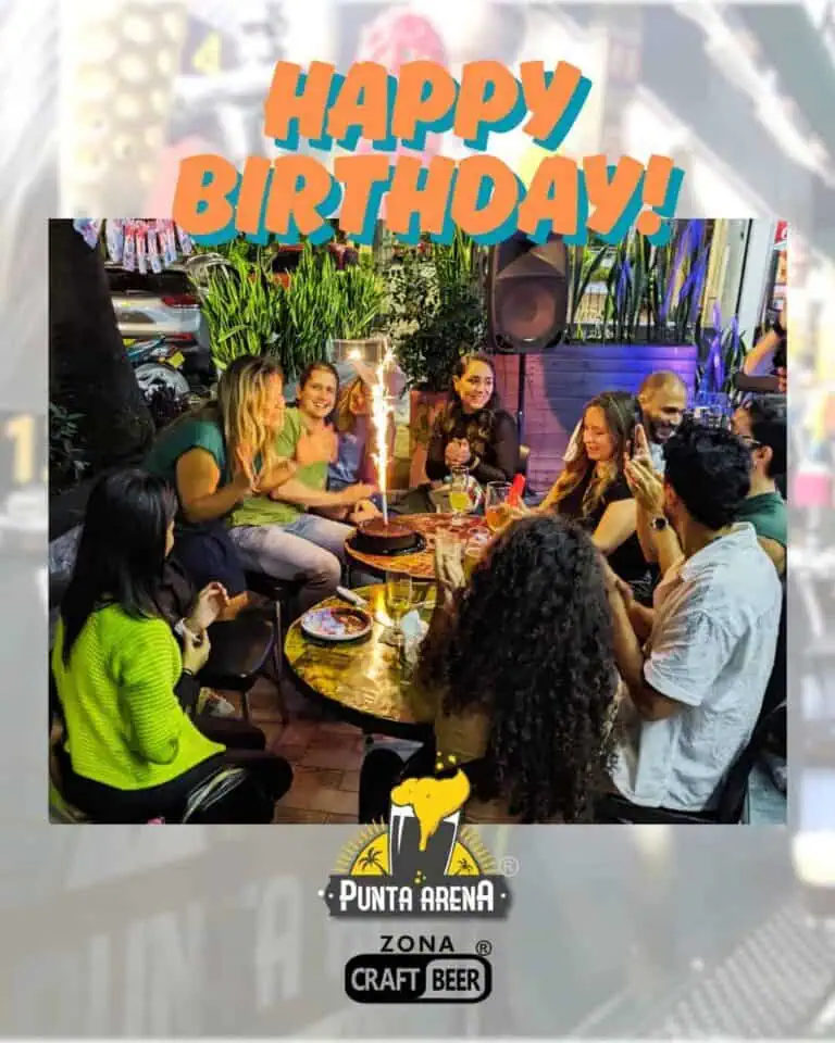 在餐厅里举办生日派对，一群人拿着蛋糕、燃放烟花庆祝，气氛欢乐友好。