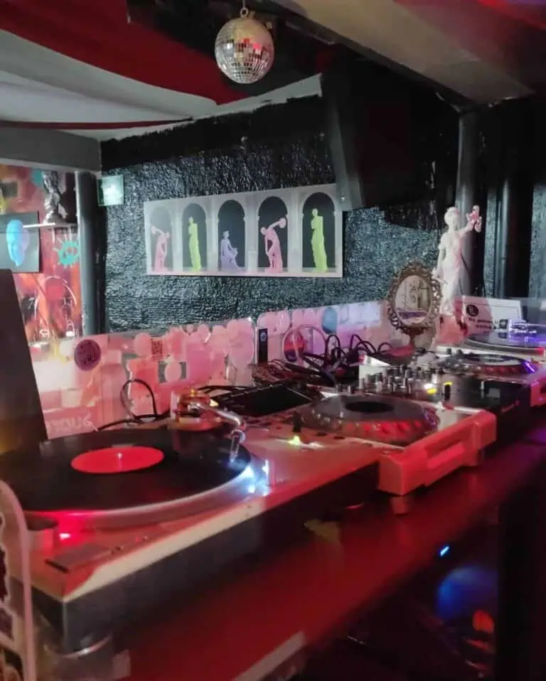 DJ-Set bei einer Veranstaltung mit modernem Dekor und visueller Kunst, ideal für Events und Partys mit Live-Musik, stimmungsvoller Beleuchtung und künstlerischem Ambiente.