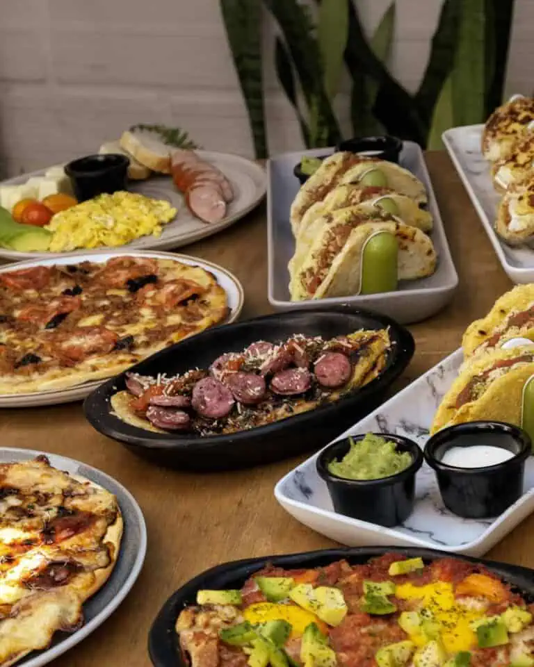 活动现场提供各种披萨、墨西哥卷饼和小吃，在充满美食和节日气氛的氛围中，满足各种口味的需求。