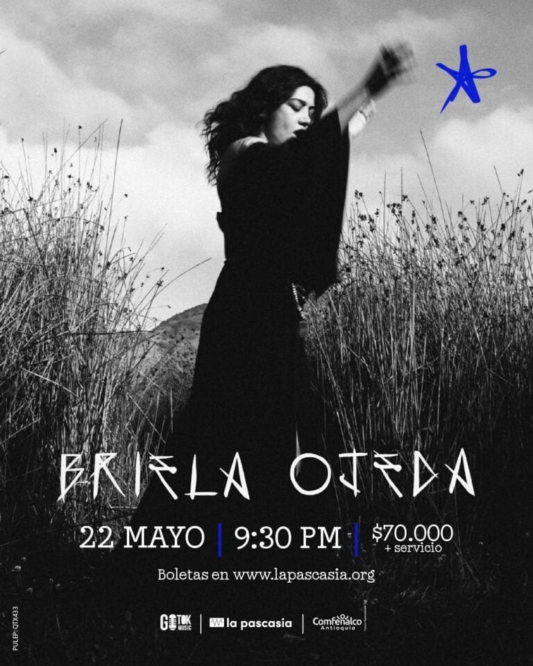 Encuadre en blanco y negro de una mujer en un campo de hierba, promocionando un concierto de Briela Ochoa el 22 de mayo a las 9:30 pm, con detalles de boletos y patrocinadores de eventos en Antioquía.
