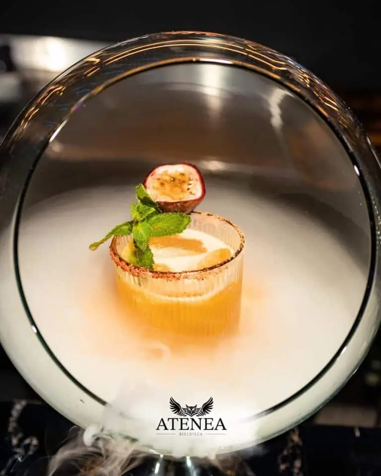 这款鸡尾酒以百香果、薄荷和百香果为原料，盛于优雅的玻璃杯中，饰以水果和奶油，是 Atenea Discoteca 举办活动和庆祝活动的理想之选。