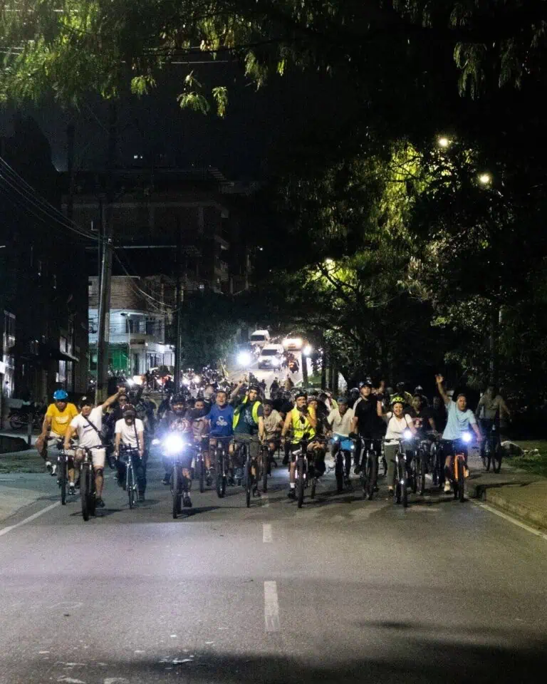 Pertinence pour l'image de Eventario à Bogotá, en promouvant des événements et des activités via des plateformes numériques, en mettant l'accent sur le cyclisme nocturne et la communauté.
