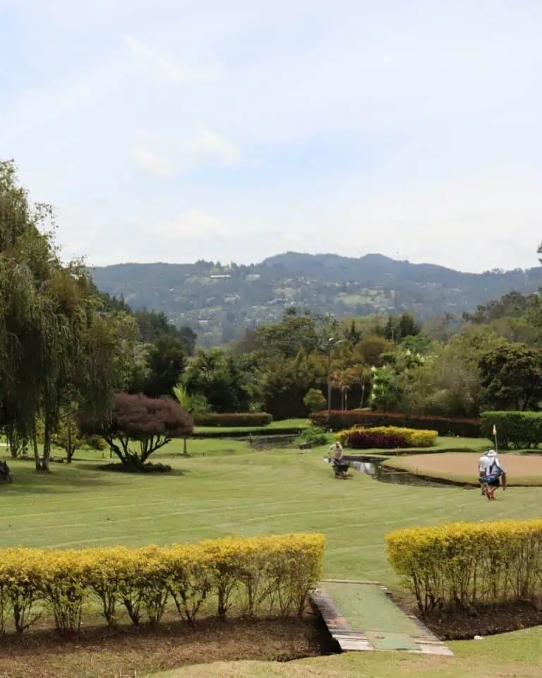 Campo da golf con paesaggio montuoso e aree verdi, ideale per eventi e attività all'aperto in Colombia.