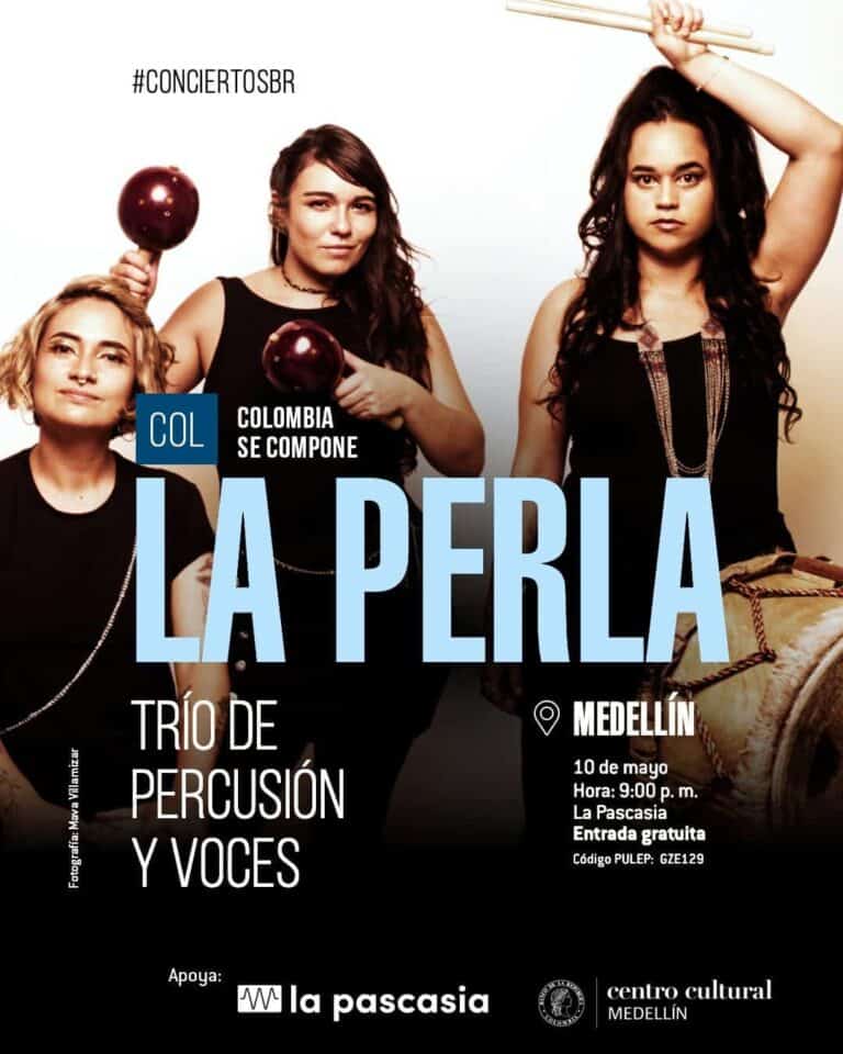 Percussion y voces en concierto de la banda La Perla en Medellín, Colombia, en el Centro Cultural La Pascasia. Evento gratuito, presentación musical de grupo femenino con instrumentos tradicionales.