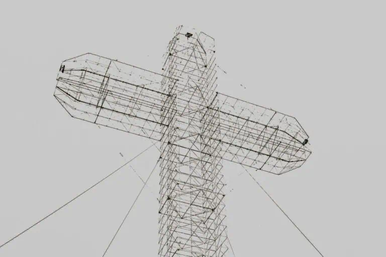 这座由金属杆制成的十字架形艺术雕塑结构，从下方仰视，衬以浅灰色背景。是哥伦比亚文化活动和艺术展览的理想之选。