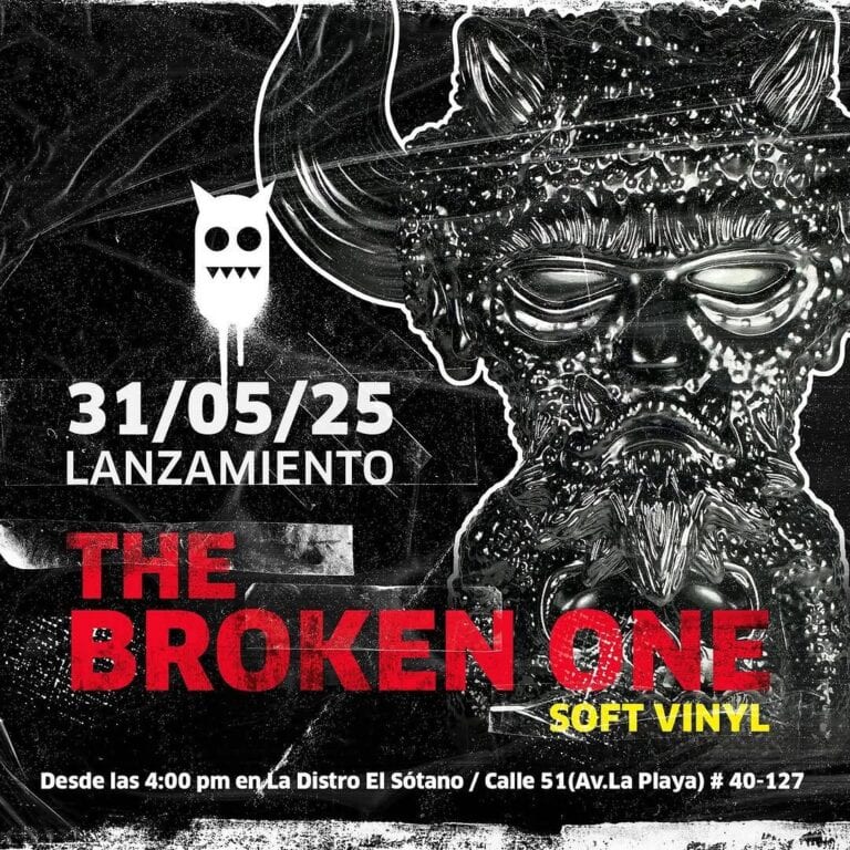 Disfraz de máscara en estilo tribal con detalles metálicos y luces en un evento de lanzamiento de vinilos suaves en Bogotá. Diseño artístico y moderno que resalta la creatividad del evento musical.