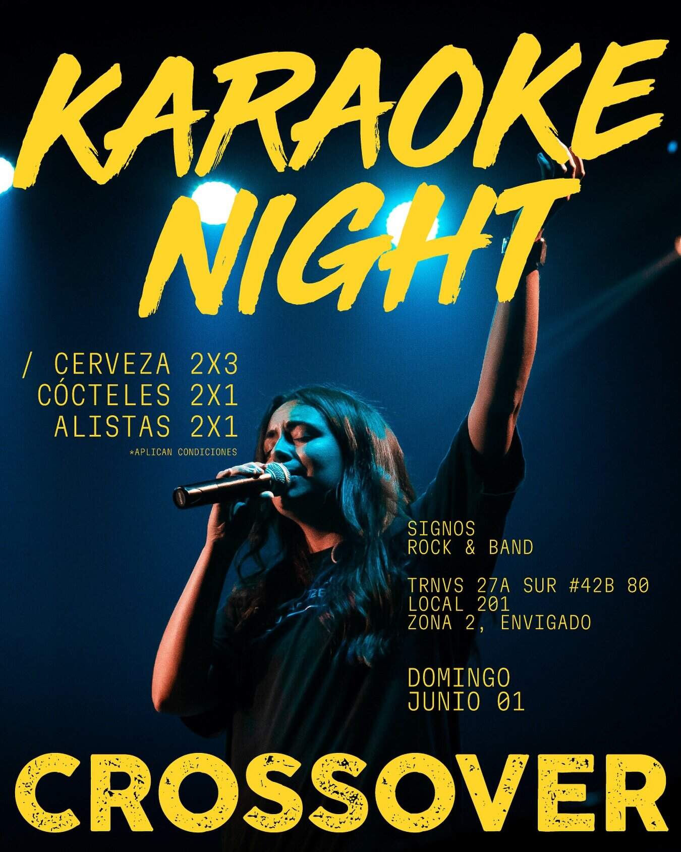 Cerveza y cocteles en noche de karaoke y rock en Envígado, evento musical con banda en un ambiente divertido y animado.