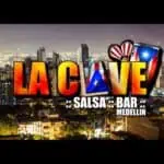 为麦德林 La CAVE 派对制作的色彩鲜艳的宣传海报，以萨尔萨舞和酒吧为主题，突出了波多黎各国旗和典型配饰，展现了都市夜生活氛围。