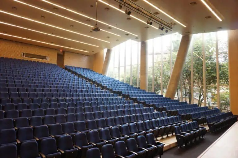 位于波哥大的企业活动和会议室配备现代化的礼堂座椅和 LED 照明，适用于商务活动场所的培训和交流。