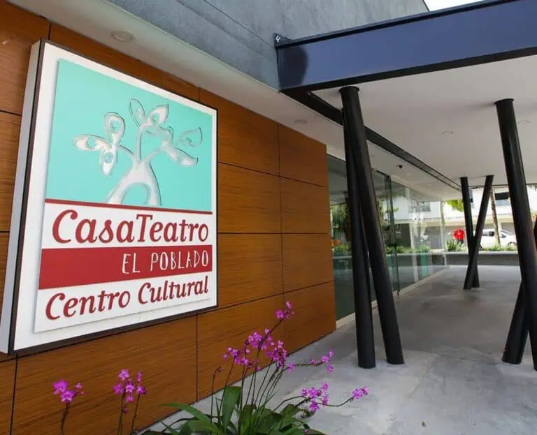 HouseTheatre El Poblado, a cultural center in Medellín, with a modern facade, signage, and gardens, a space for cultural events, theater, and artistic activities in a prime location.