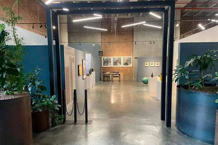 Instalações modernas para eventos e exposições em um espaço inovador e versátil em Bogotá. Perfeito para feiras comerciais, conferências e atividades culturais. Ambiente profissional e elegante.