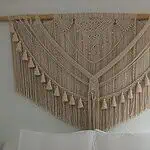 波西米亚风格的墙面装饰，采用中性色调的手工编织绳，非常适合活动和现代空间。