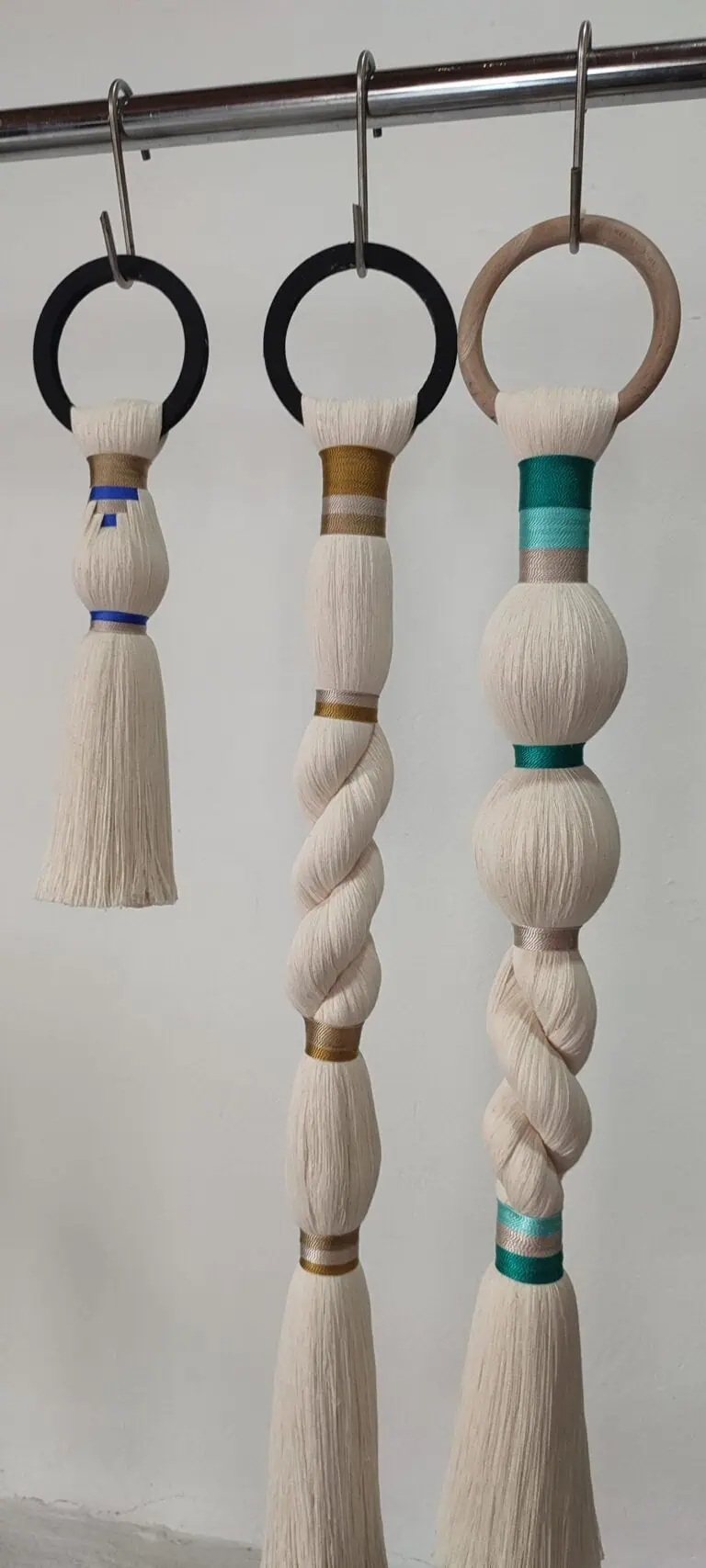 Silk event whip, customized for activities and shows in Colombia, ideal for presentations and entertainment at corporate and social events.