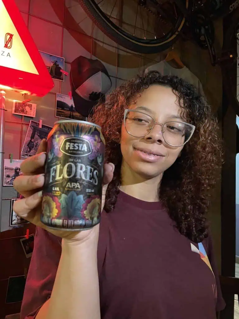 Eine Dose „De las flores APA“ Craft-Bier bei einer Werbeveranstaltung und einem Bierkultur-Event in Kolumbien.