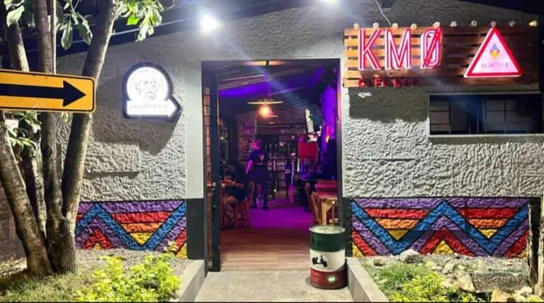 酒吧兼餐厅，拥有现代化的装饰和霓虹灯，营造出夜晚的氛围，开放式的入口，顾客在里面尽情享受，是哥伦比亚举办活动和社交聚会的理想场所。