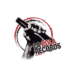 一只手拿着瓶子，背景是黑红相间的圆圈，La Pola Records 的抗议风格标志，黑白红三色平面设计，音乐，唱片公司，都市文化。