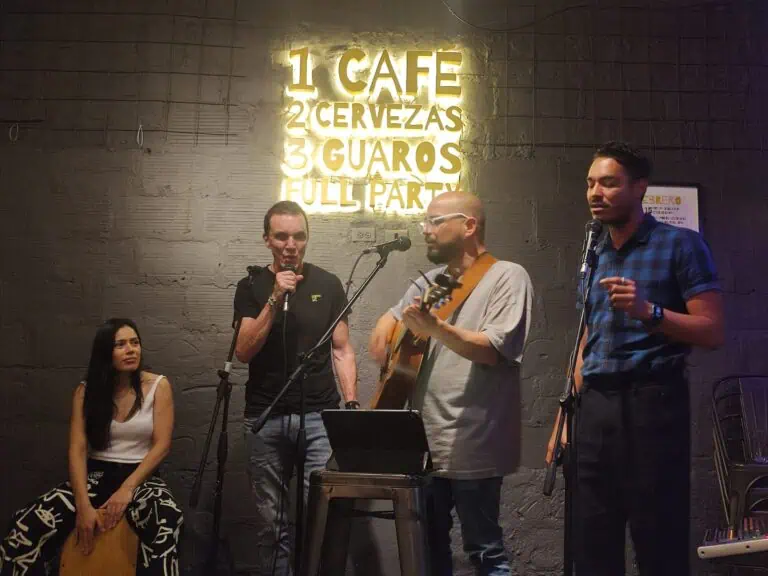 在酒吧或餐厅举办的活动中，您可以欣赏现场表演，享受音乐家和卡拉OK，现代化的环境和温暖的灯光，是会议和社交娱乐的理想场所。