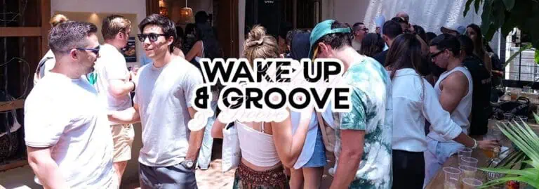 Disfruta de una fiesta en un evento de concierto con personas bailando y socializando en un ambiente animado y divertido. Evento social de música y diversión en un espacio moderno y vibrante.