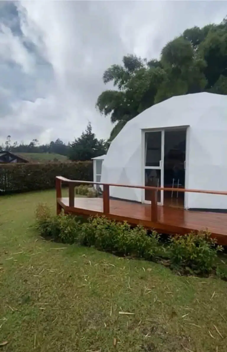 现代化的球形小屋坐落在自然之中，配有木制阳台和绿色环境，是哥伦比亚环保住宿和户外活动的理想之选。