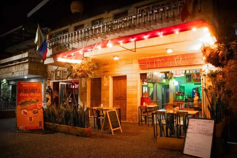 文字祭坛：Almarita 餐厅的外立面灯火通明，热情好客，人行道上设有户外餐桌和宣传标牌，是哥伦比亚举办活动和晚宴的理想场所。