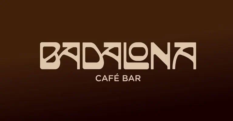 该标志伪装成巴达洛纳咖啡酒吧的标志，以棕色为背景，重点在于展现该店的视觉形象和现代咖啡馆氛围。