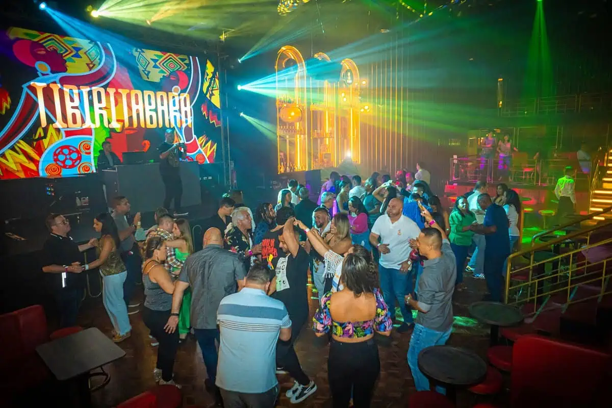 Eine Clubparty mit tanzenden und Live-Musik genießenden Menschen, einem hochmodernen Soundsystem und einer lebendigen Atmosphäre, ideal für Veranstaltungen und Feiern in Kolumbien.