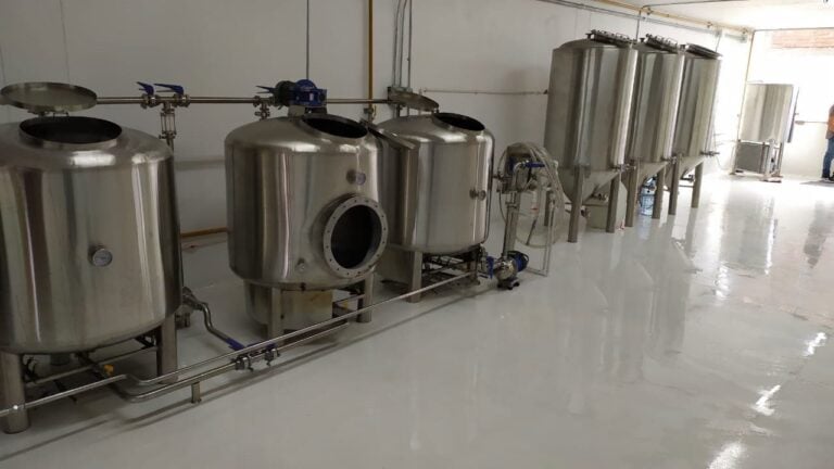 Equipos industriales de fermentación y procesos en una planta moderna de fabricación.