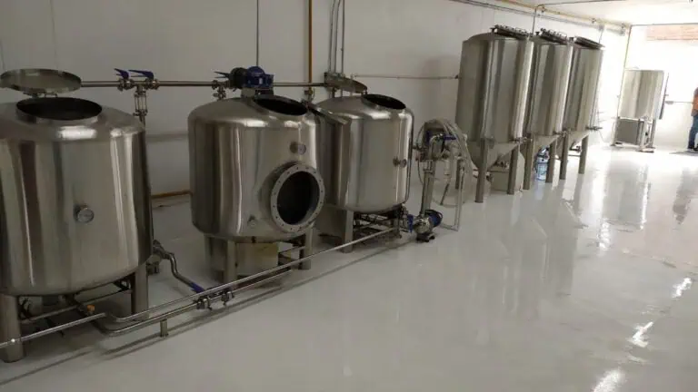 现代制造工厂中的工业发酵设备和工艺。