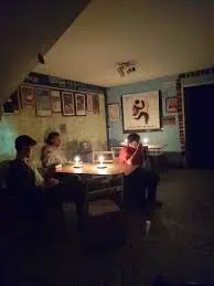 在哥伦比亚波哥大，人们在一个灯光昏暗的舒适空间里进行非正式会面并聊天。