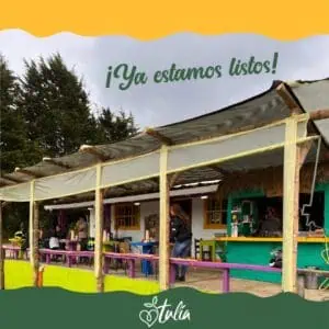 Dieser Veranstaltungsraum im Freien mit Holzkonstruktion und farbenfroher Markise ist ideal für Tagungen und Aktivitäten, ideal für Veranstaltungen und Feiern in einer natürlichen Umgebung in der kolumbianischen Region Cundinamarca.