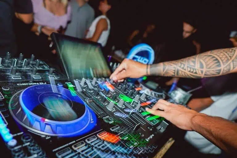 音乐活动中的音频混音师和DJ，专业的音响技术，营造派对氛围和乐趣。