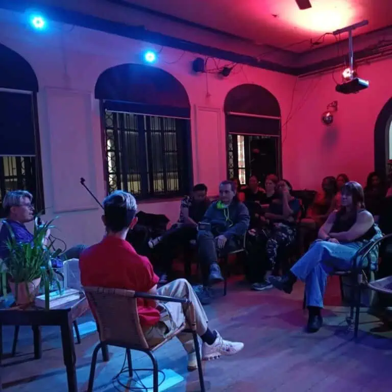 在环境优雅、灯光绚丽的现代化商务交流和培训活动中担任演讲嘉宾。