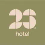 25 酒店标志，以米色数字 25 为特色，背景为橄榄绿色。