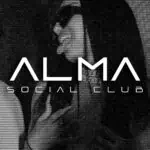 一位戴着眼镜和耳机的女士在波哥大的一家社交俱乐部里，宣传活动和拓展人脉。图片采用现代数码风格，突出了社交和音乐体验。