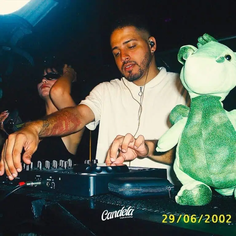 DJ lors d'un événement musical avec un ours en peluche fluorescent, profitant de la fête en boîte de nuit, créant une ambiance festive et joyeuse. Photos pour promouvoir des événements, des fêtes, des divertissements et la vie nocturne en Colombie.