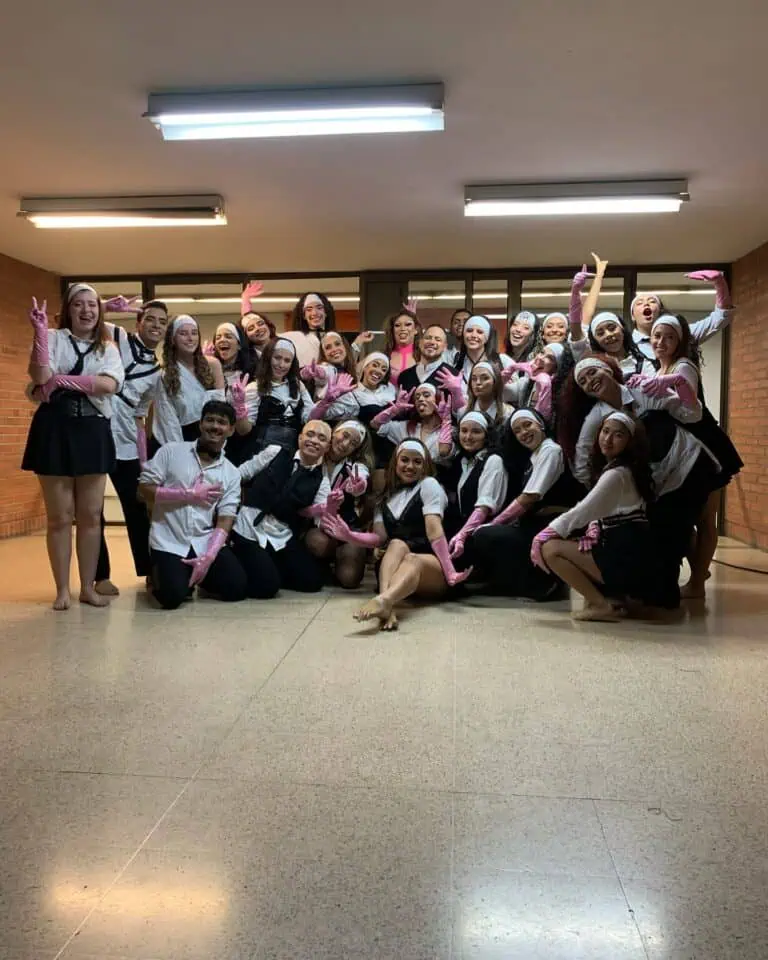 Groupe de personnes vêtues de costumes de chef et de gants roses lors d'un événement de team building.