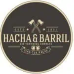 Hacha & Barril 的手工标志，以交叉的斧头和啤酒杯为特色，深色背景，非常适合哥伦比亚的产品发布会和啤酒发布活动。