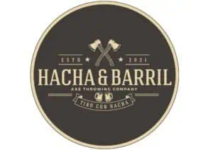 Un logo Hacha & Barril fabriqué à la main avec des haches croisées et des verres à bière sur un fond sombre, idéal pour les événements de lancement de produits et les activités de lancement de bière en Colombie.