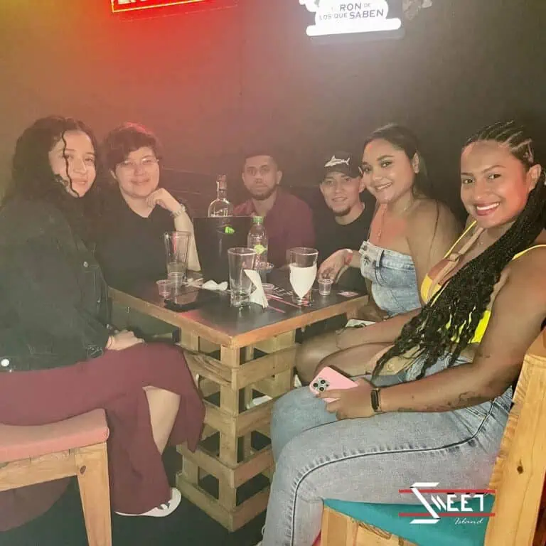 Profiter d'un événement social dans un bar entre amis, d'une ambiance vibrante et joyeuse, dans un espace moderne et convivial, idéal pour les réunions et les célébrations à Bogotá, en Colombie.