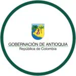 安蒂奥基亚省的彩色盾徽，上面有棕榈树、河流和女性形象，代表了哥伦比亚该省的文化和自然风光。