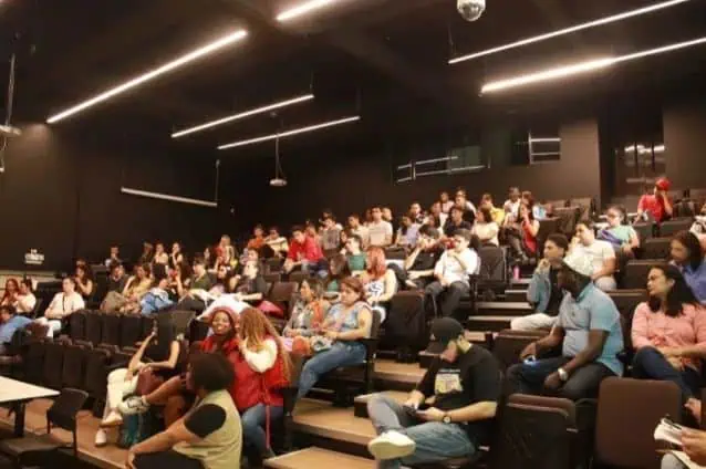 在哥伦比亚，参加活动的有顶棚的现代化礼堂配备了 LED 照明，用于举办商务会议和培训。