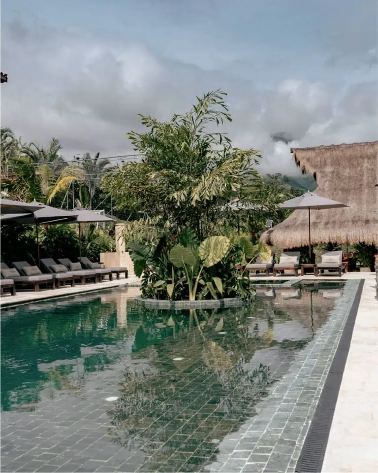 Tropical pool with plants and umbrellas for outdoor events in Colombia.