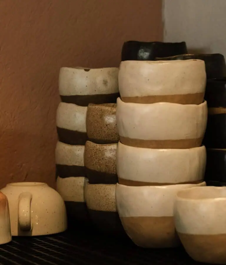 Decorative ceramic vases with neutral-toned finishes and minimalist designs, ideal for events and interior design. A modern and elegant collection to enhance the aesthetics of your spaces.