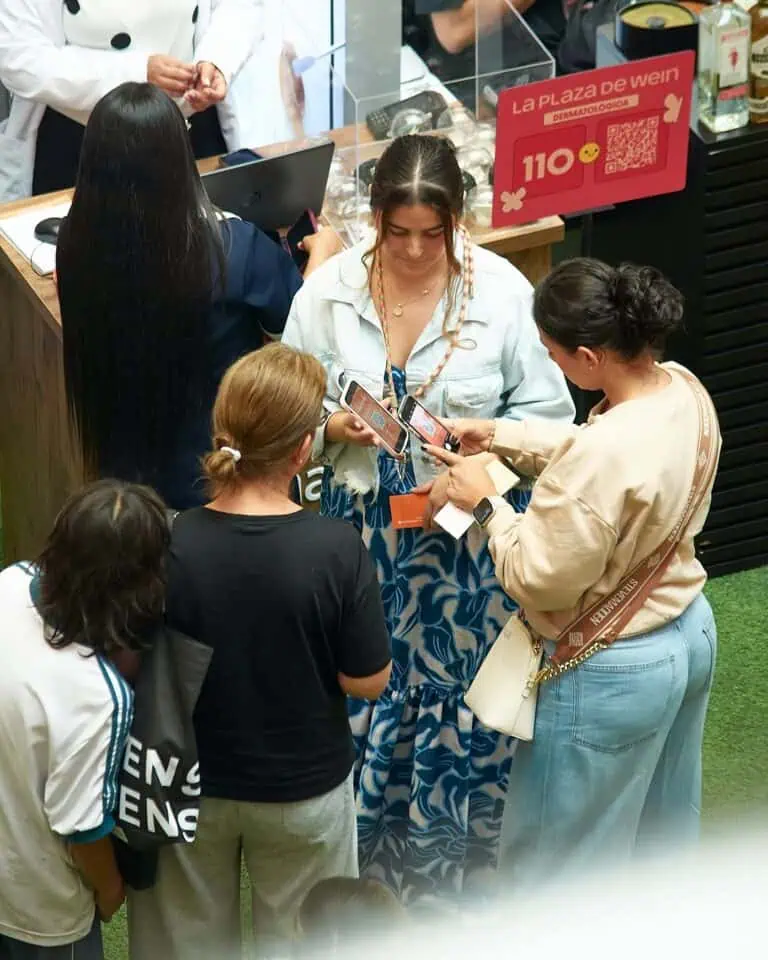 Codex 1:800x1200，描绘了几个人在公共场所参加社交和技术活动，重点是数字参与和智能手机的使用。